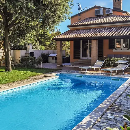 4 Bedroom Stunning In Holiday home Medulin